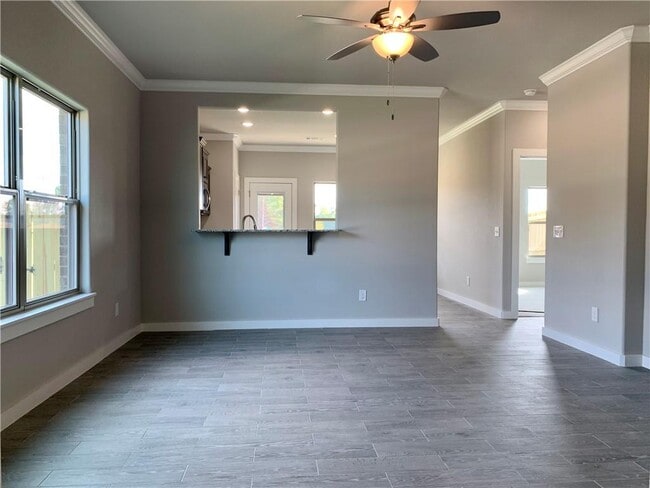 Photo - 402 Red Robin St