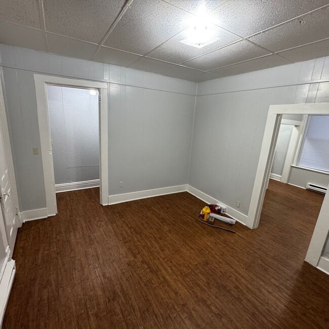 Building Photo - 1 Br small living room and small kitchen Unit Apt #4