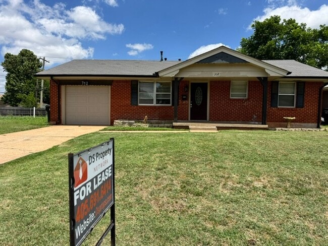 Building Photo - 3 bed one bath ready for move in , Moore Schools!