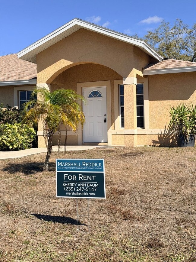 Photo - 3 bedrooms PLUS a den! FRESHLY RENOVATED!