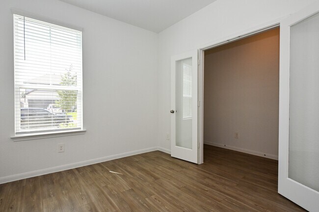 Photo - 23526 Wrexham St