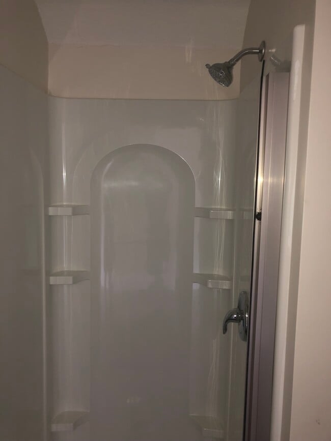 Shower - 610 S Washington St Unidad #2 Upstairs