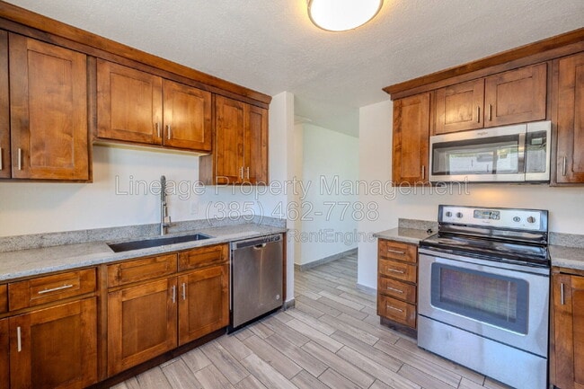 Photo - 1223 Emery St W
