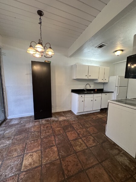 Photo - 14 Lakeway St