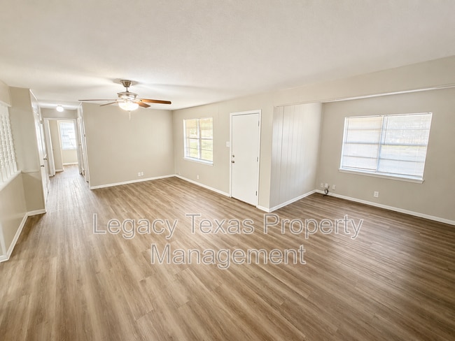 Photo - 1902 Joslin St