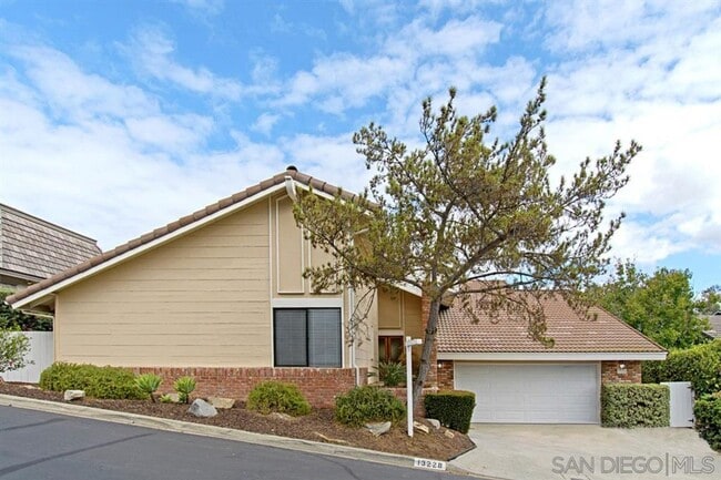 4BD 2.5BA House located in Vineland Hills of Poway - 4BD 2.5BA House located in Vineland Hills of Poway
