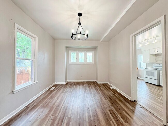 Photo - 716 Clark St