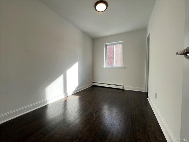 Photo - 75-50 Furmanville Ave