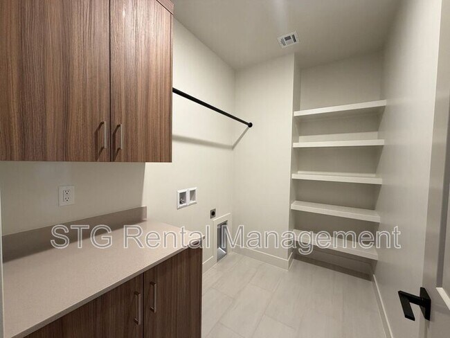 Photo - 622 Hemsworth Ln