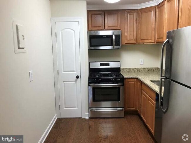 Building Photo - 6143 Leesburg Pike Unit Apt for Rent