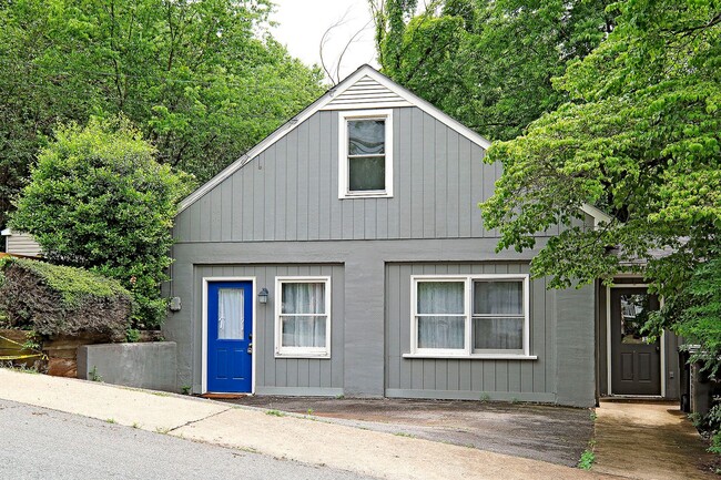 Building Photo - Charming Pet-Friendly Rental Near Pantops & Downtown Unit Poplar St 1201 #B