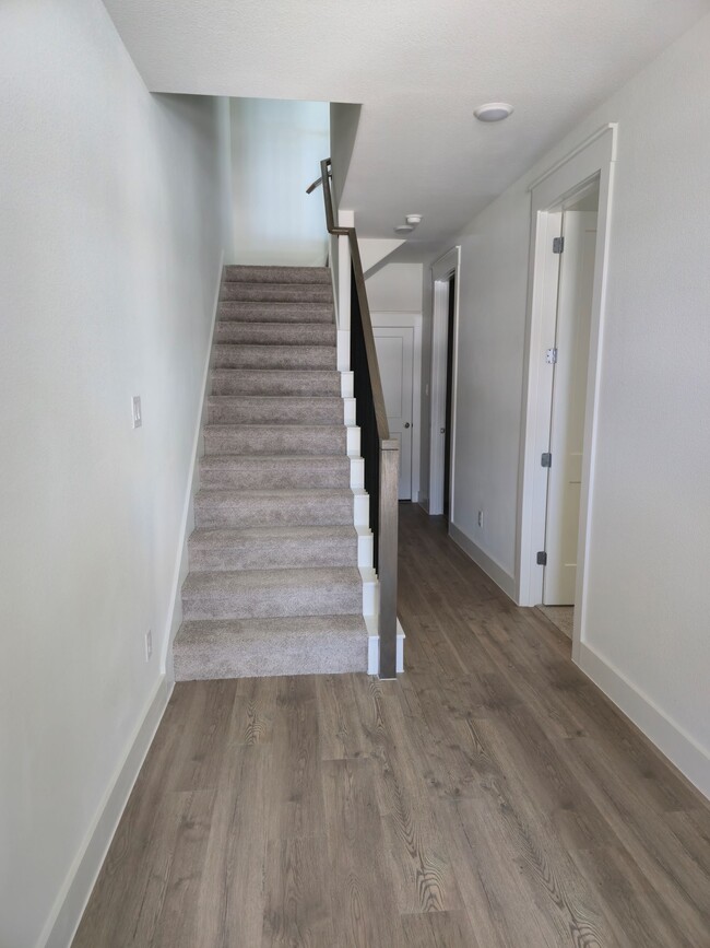Building Photo - 808 Meadowcrest Dr Rental