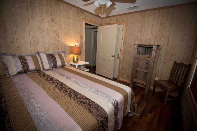 Photo - 606 Live Oak St