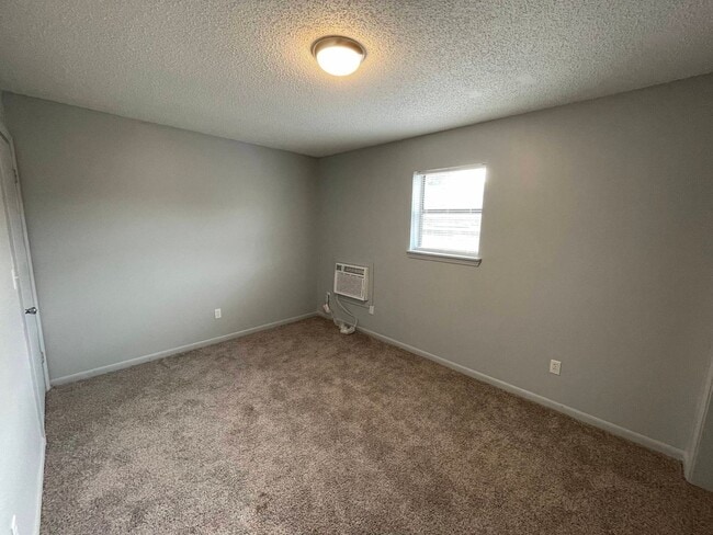 Building Photo - Fully renovated. New owner. Improved property. Unit 2005 Belt #10