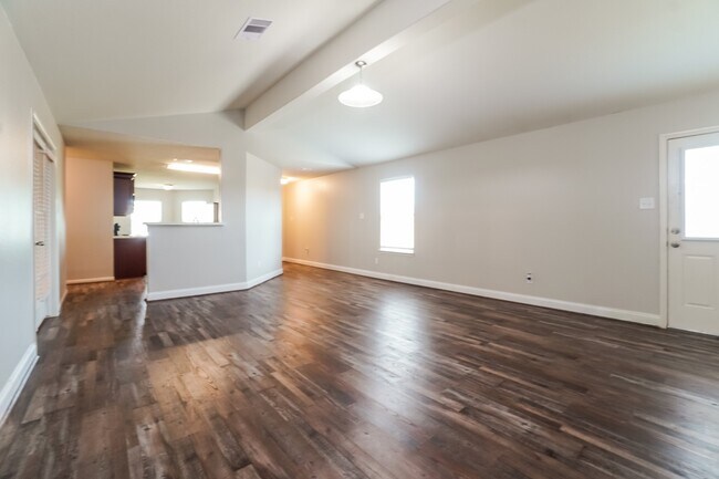 Photo - 1001 Walnut Ln
