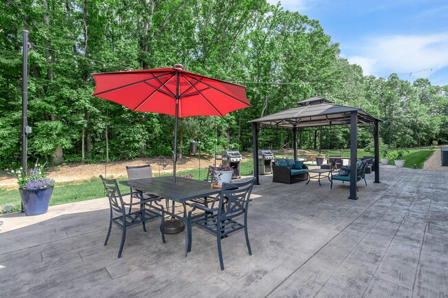 Outdoor Seating and Grilling - Davis Gardens Apartments