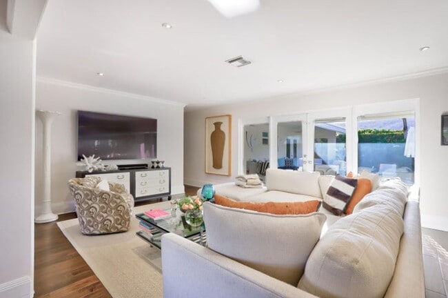 Photo - 835 Canary Walk