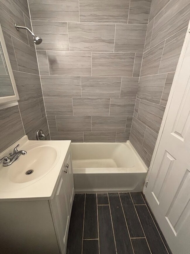 Photo - 420 W 7th St