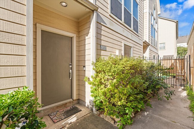Photo - 2922 Crawford St