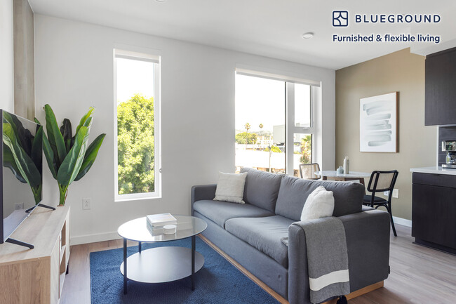 Building Photo - 5620 De Longpre Ave Rental