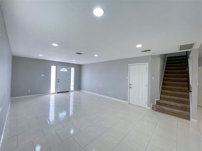 Photo - 13700 Lothian Dr