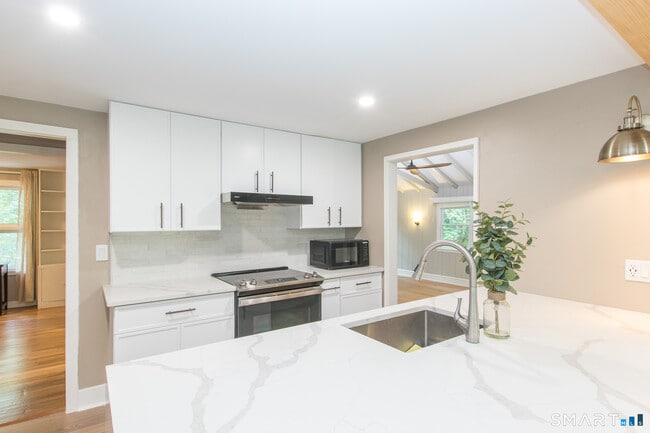 Photo - 211 New Canaan Rd