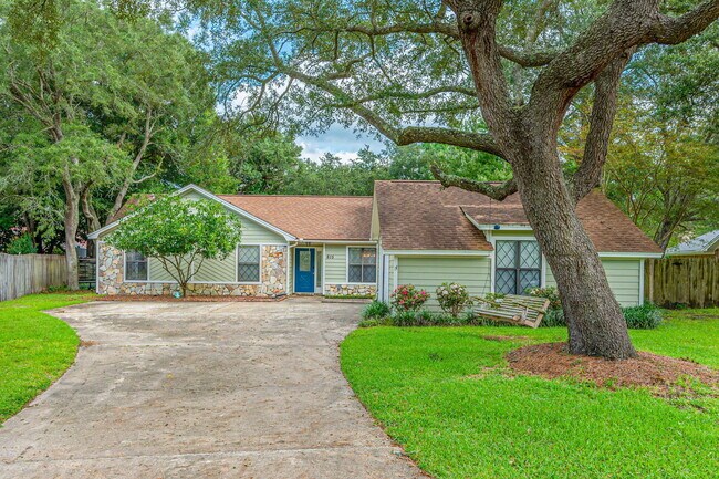 Photo - 615 St Martin Cove