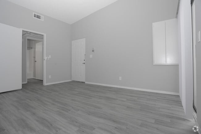 2BR, 1BA - 700 SF