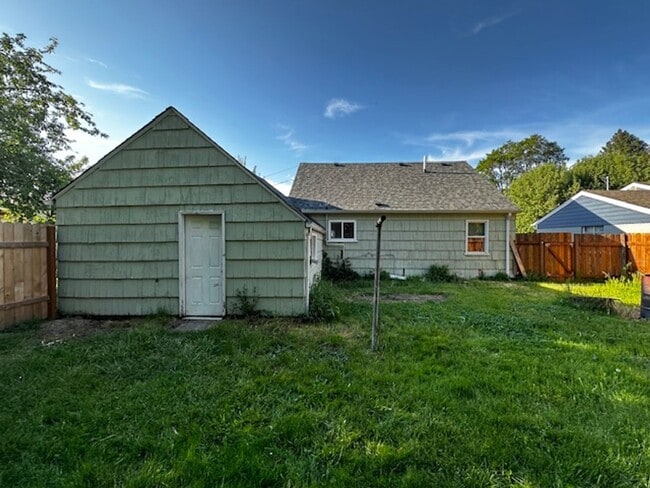 Charming Two Bedroom Pet Friendly Home in ... - Charming Two Bedroom Pet Friendly Home in ...