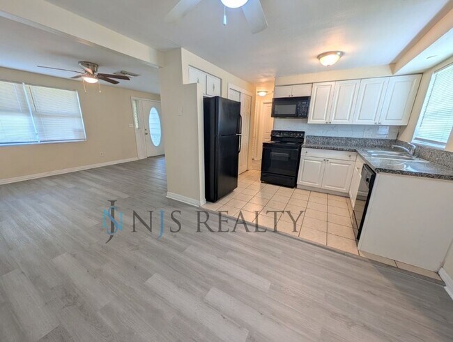 Photo - Newly renovated 3/1/1 NEW flooring, NEW paint, updated kitchen & bath, fenced yard.. a MUST SEE!!