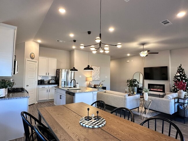 Photo - 1104 Magpie Lane