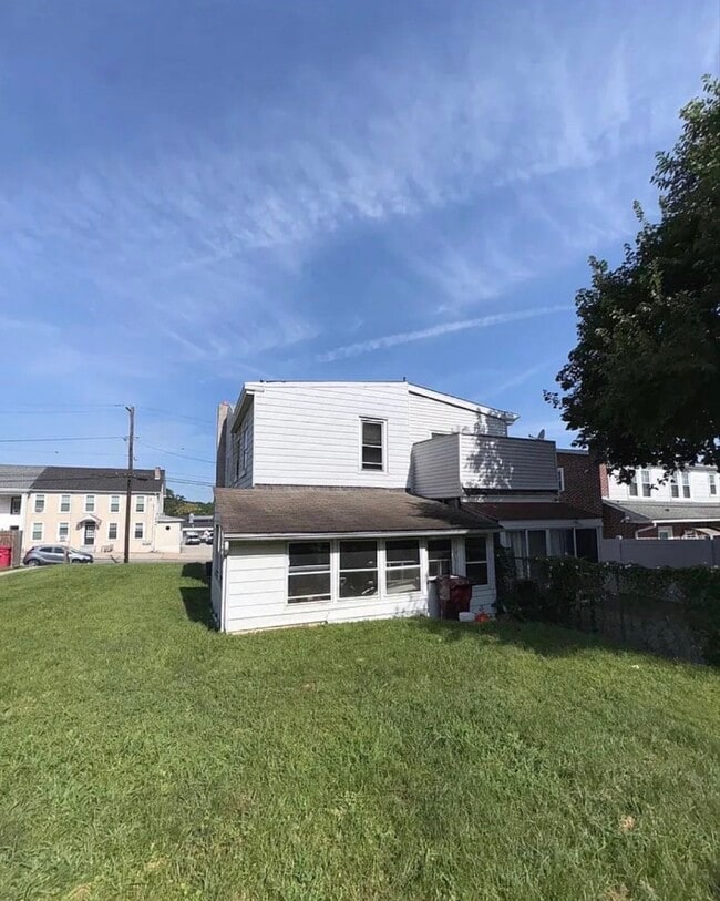 Photo - 709 DeKalb St