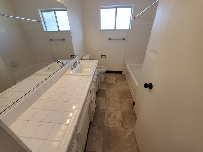 Baño - The Cove Apartments