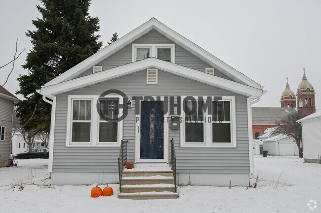 Building Photo - Large 3 Bedroom 2 Bath House w/Fenced in Y...