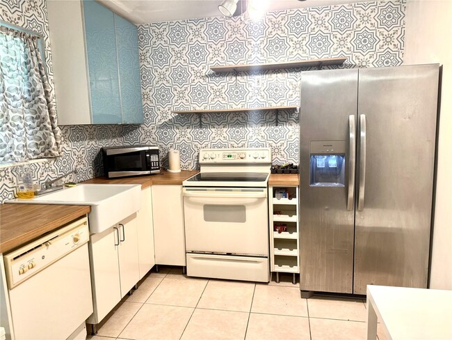 Building Photo - 1104 N 17th Ct Unit 105 Rental