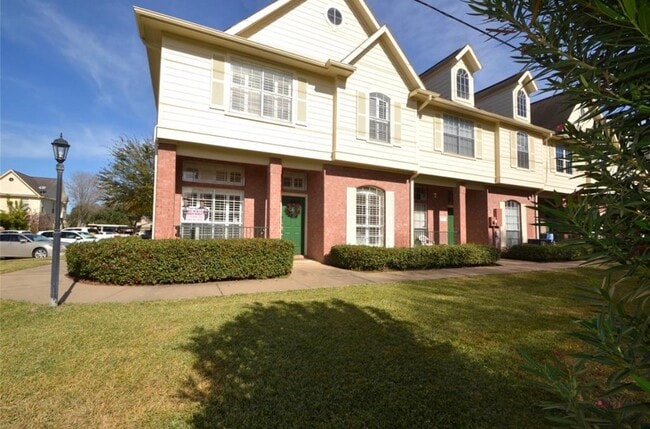 Building Photo - 2710 Grants Lake Blvd Unit J10