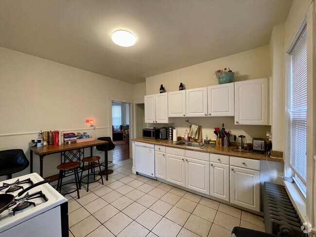 Building Photo - Spacious 3 bedroom Rental