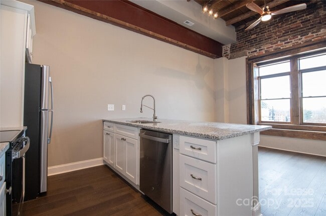 Photo - 140 W Mountain St Unidad 200