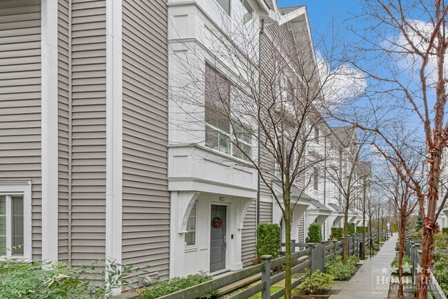 Building Photo - Stylish & Spacious 2-Bedroom, 2-Bathroom Townhome in Prime Abbotsford Location Unit 28