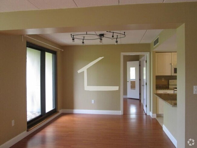 Building Photo - No Brokers Fee, In-Unit Washer and Dryer, ... Rental