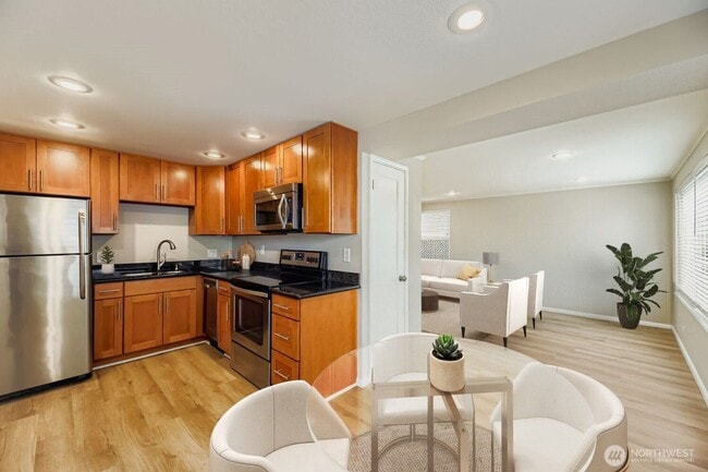 Building Photo - SHORT TERM ONLY Private Oasis Near Green L...