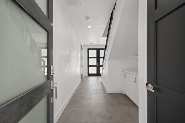 Photo - 5341 Larkin St