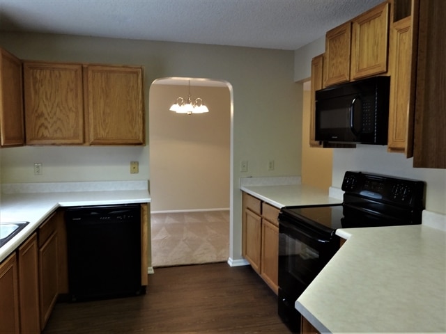 Photo - 7659 Chatsworth