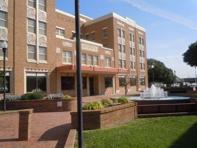 Photo - 303 N Kansas Ave