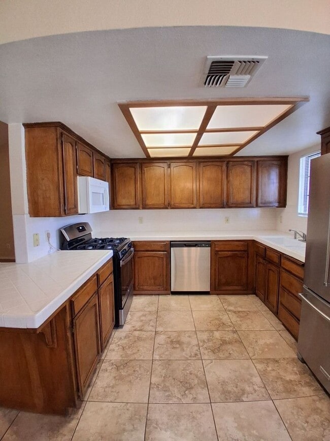 Building Photo - Charming Well-Maintained 3-Bed Fresno House!