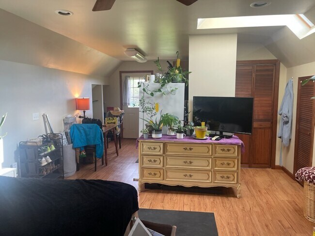 263 Durfee Hill Rd Unidad Studio apartment
