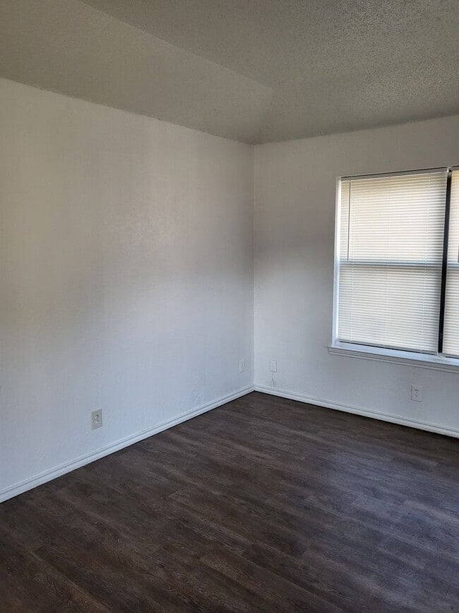 Photo - 1720 Justin Lyn St