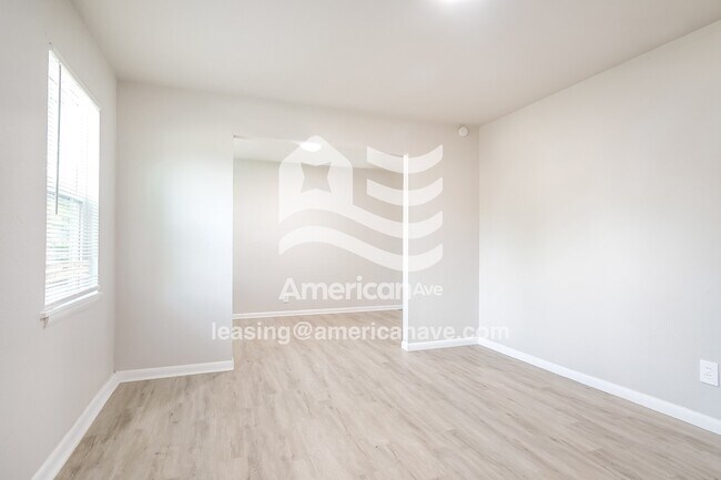 Photo - 9 E 49th Pl N