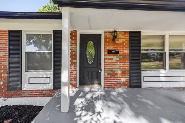 Building Photo - 609 N Elm Ave