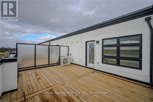 Photo - 1565 Rose Way